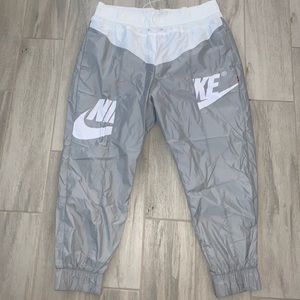 🏡 NWT WOMENS XL NIKE SPORTSWEAR WINDRUNNER PANTS